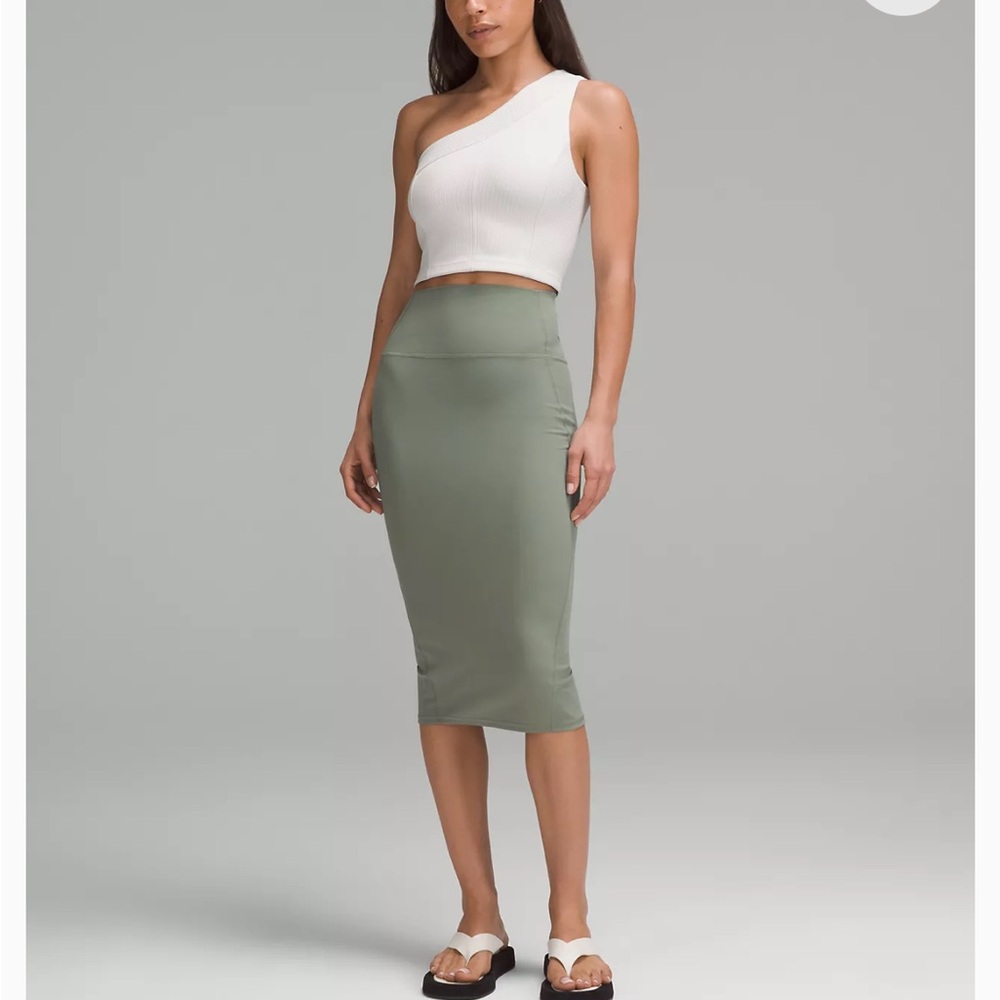 Lululemon Nulu Slim Fit HR Skirt